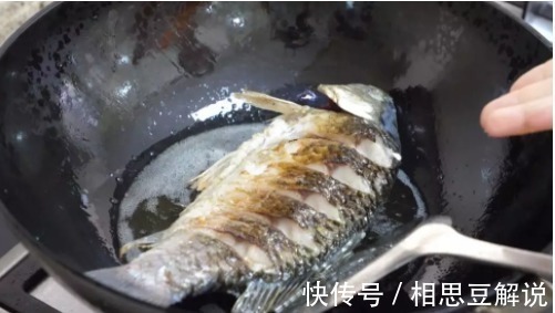 油温|煎鱼时,万万不可直接下锅煎,只需掌握2个诀窍,鱼不粘锅没腥味