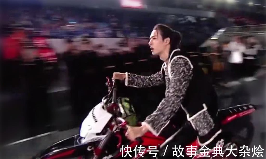 跨年演唱会|主配角差别有多大?王一博水中唱跳吸睛,陈情少年却几乎沦为群演