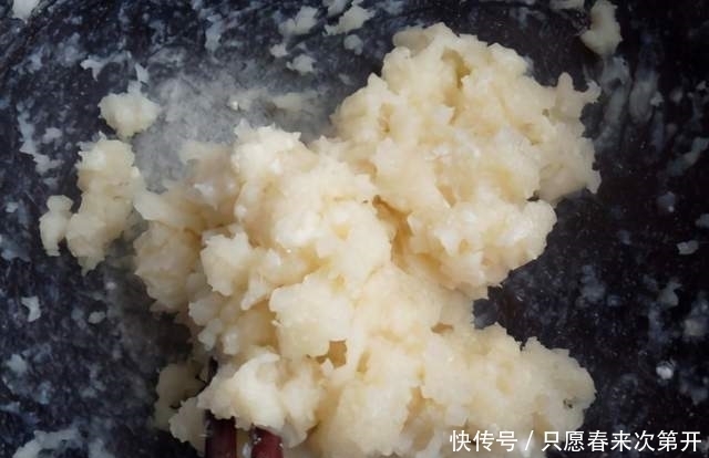 油炸糕总破皮?3个窍门要牢记,油炸糕个个鼓大泡,香酥软又嫩