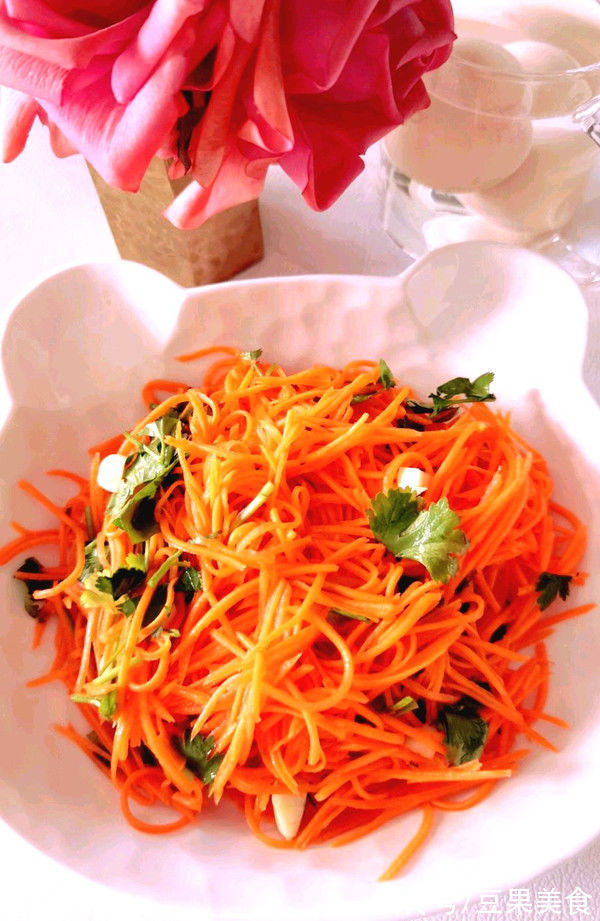 吃了这碗美味家常菜：凉拌胡萝卜，一口下肚感觉超暖