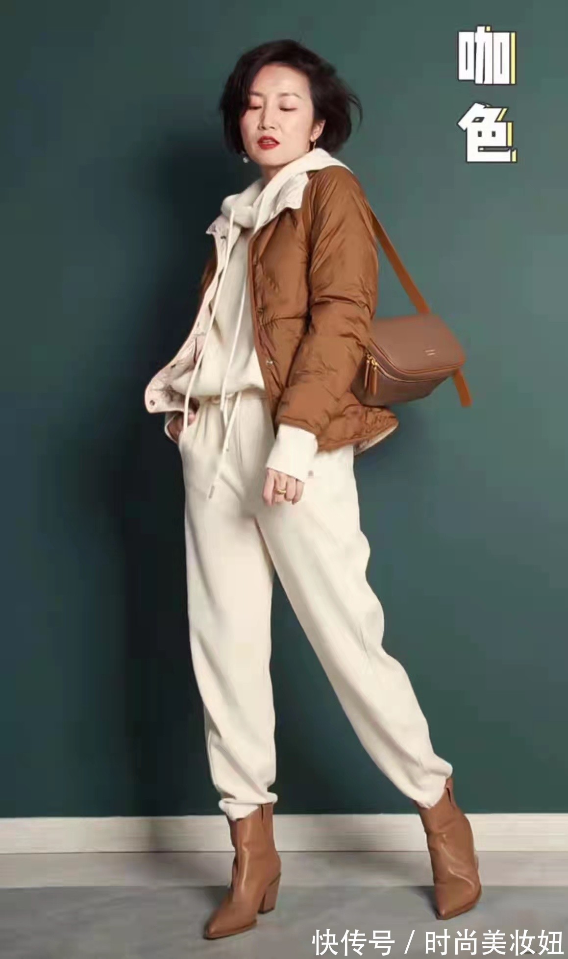 高级感|真正会打扮的女人,羽绒服很少穿黑色,50岁的她教你穿出高级感