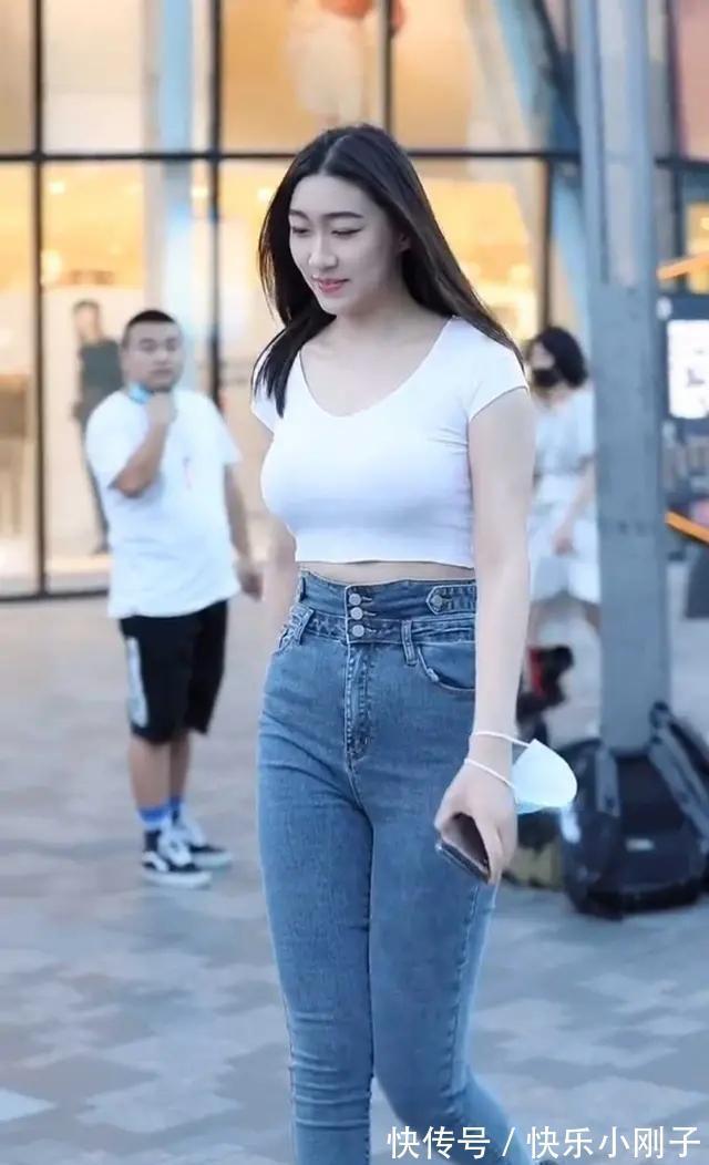 高挑 高挑身材的打底裤美女，风格简单休闲，看上去时尚又可爱