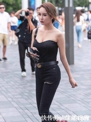美女|时尚美女搭配牛仔裤，有种走起路来带风的效果！