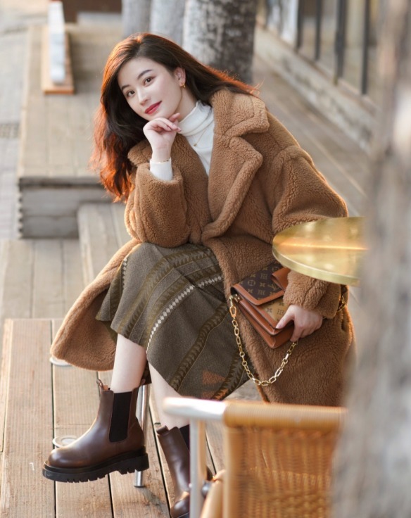 长筒靴|女神博主的穿搭指南,泰迪熊大衣+半身裙高级优雅,气场全开!