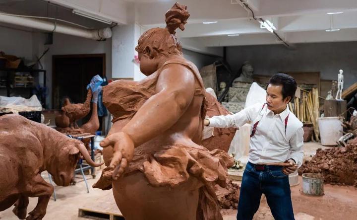 放大|“肥女斗牛”泥稿放大,为西班牙而作