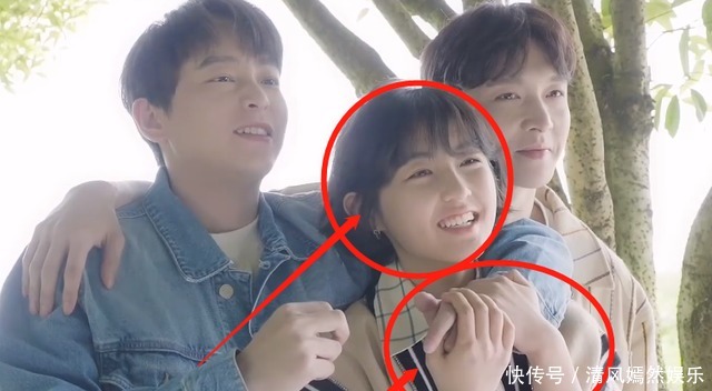 三兄妹|蘑菇屋三兄妹拍合照,张子枫站C位好受宠,我却留意她手放的位置