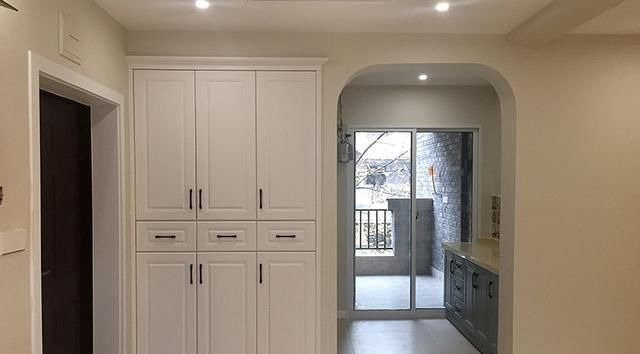 全屋|130㎡新房硬装花了15万,全屋都打柜子超实用!朋友都夸漂亮大气