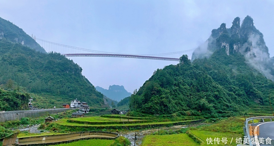 矮寨奇观景区，不仅有百年公路千年苗寨，更有被评为世界最美的大桥