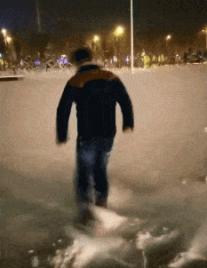 |搞笑GIF:说实话这个世上就没有我不敢惹的人,除了穿纸尿裤的!