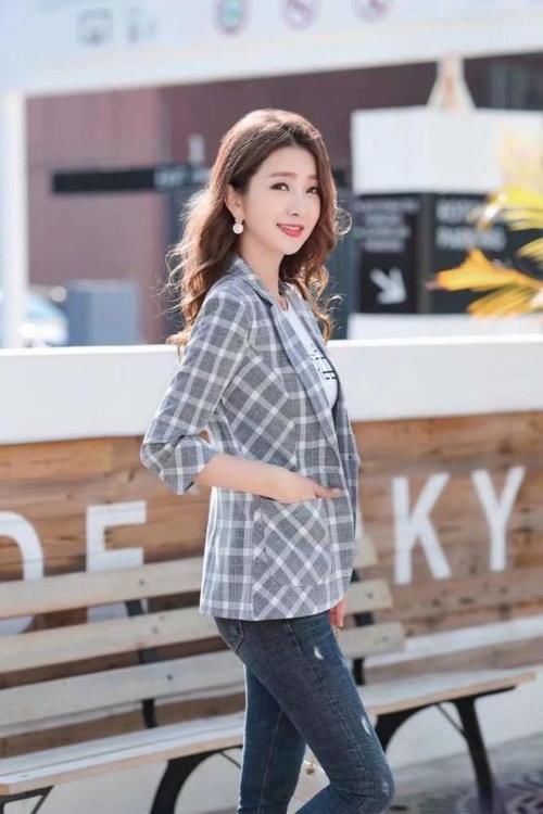 小西装的搭配，不妨试试混搭风，给人感觉帅气又时尚