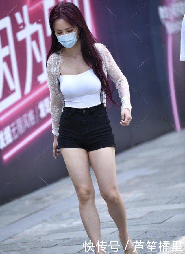 美女经典黑白颜色对比很好看,上衣紧身的款式突显好身材