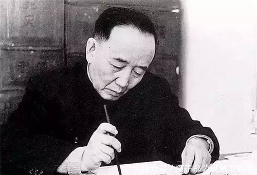 中国书法!郭沫若写了两个字,卖出1610万天价,专家仔细研究后确实值这价