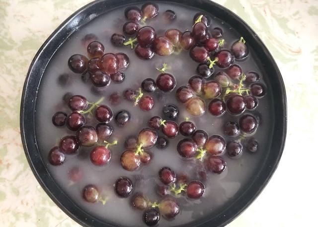 葡萄粒|洗葡萄时，有人加盐有人加碱，都不对！教你正确做法，太干净了