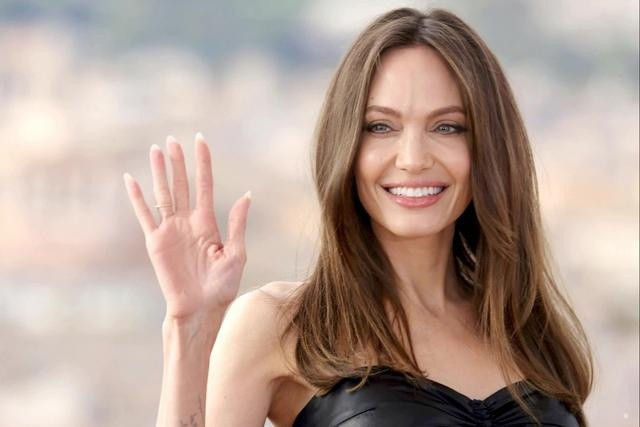 朱莉|46岁朱莉太美了! 穿黑色皮裙秀好身材, 网友: 姐姐好辣