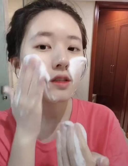 洁面|刚打湿脸就急着抹洗面奶，难怪黑头闭口疯长，教你正确的洗脸方式