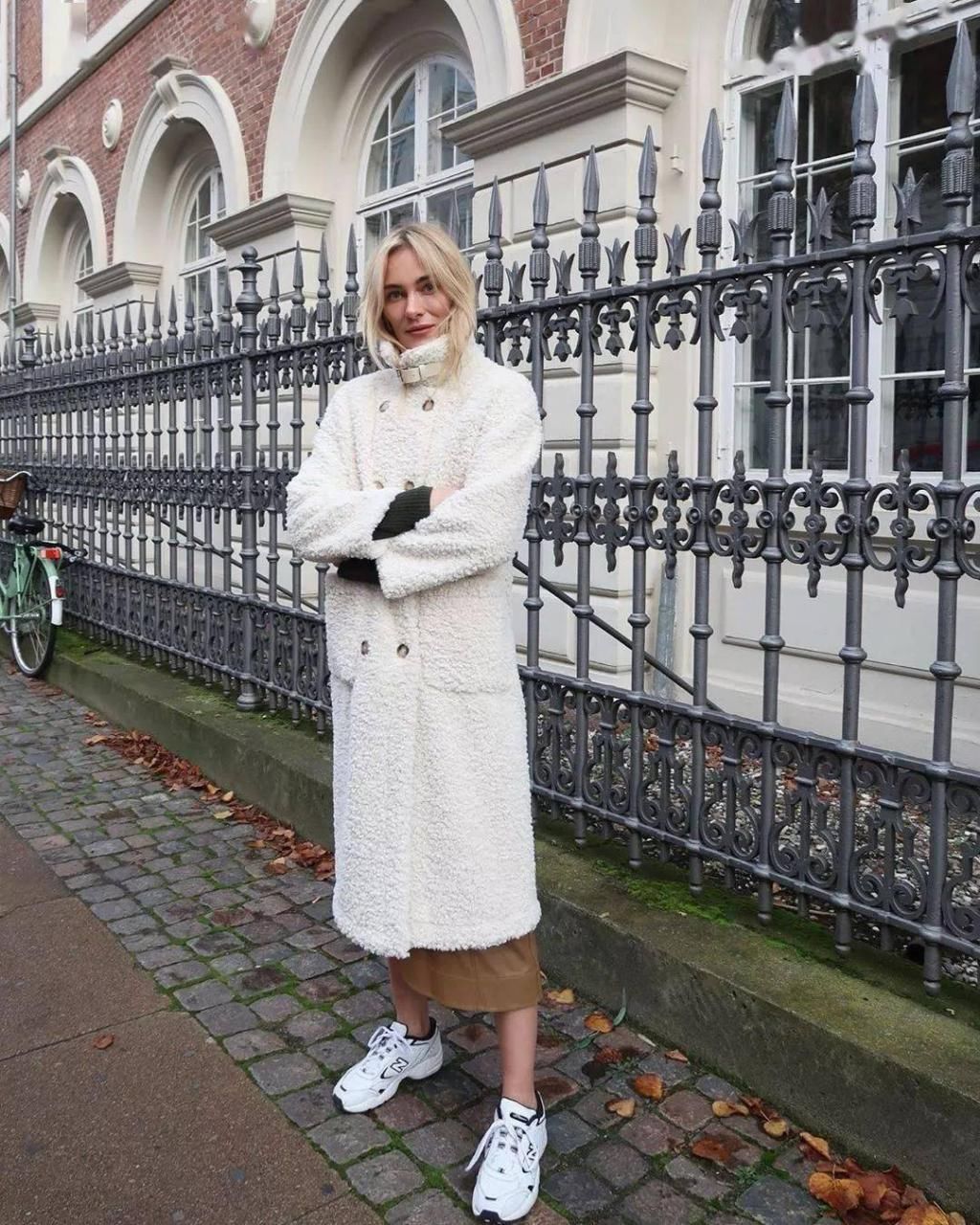  黑色|比驼色显白，比黑色高级，大衣今年流行这5个颜色！