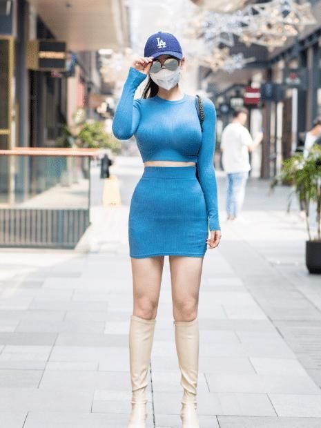 选择了一|蓝色紧身短款裙,精致大方,彰显时尚丽人感