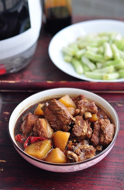 土豆跟排骨一起烧，色香味俱全，越吃越香