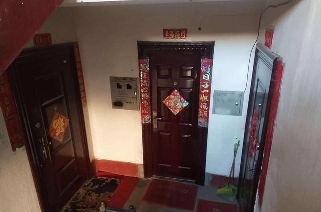 楼道|对门邻居不仅把鞋柜放楼道,还砌了2公分地台,当都是自个家呢