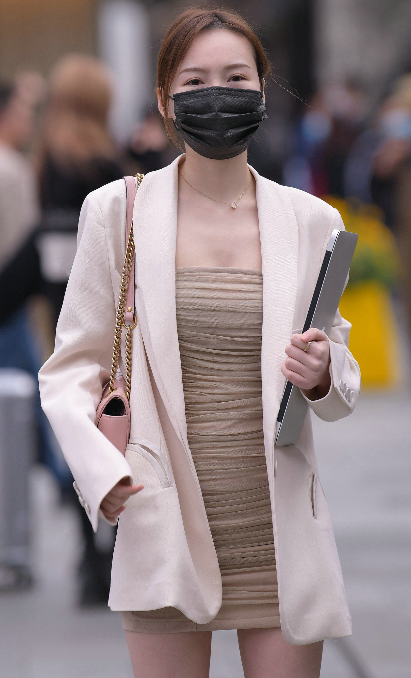 面对风和日丽的好天气,很多女生开始穿裙子了