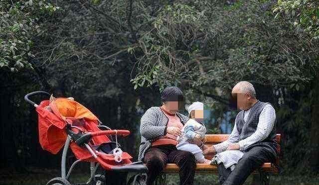 孩子们|“我能尝一口红烧肉吗”,6岁姐姐央求弟弟,妈妈举动不配为人母