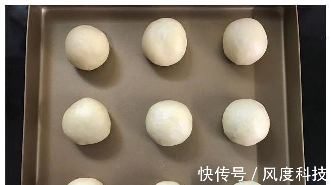 面包这做法火了，不用烤箱，不加一滴水，柔软香甜超好吃