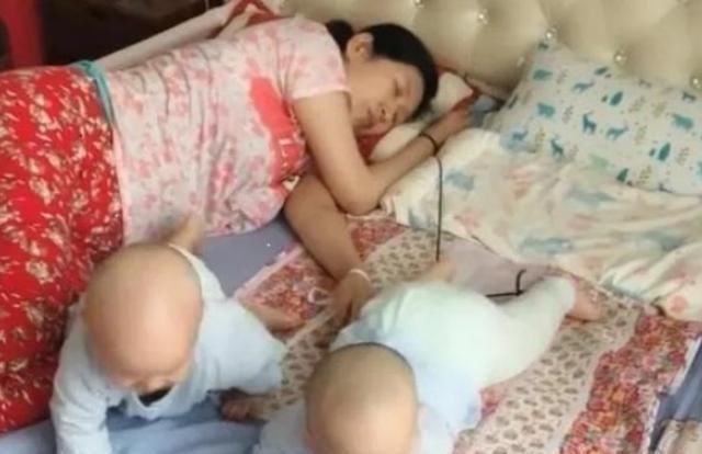 老辈人|妈妈困了想休息,担心双胞胎乱爬不安全,想到个妙招,太有才了