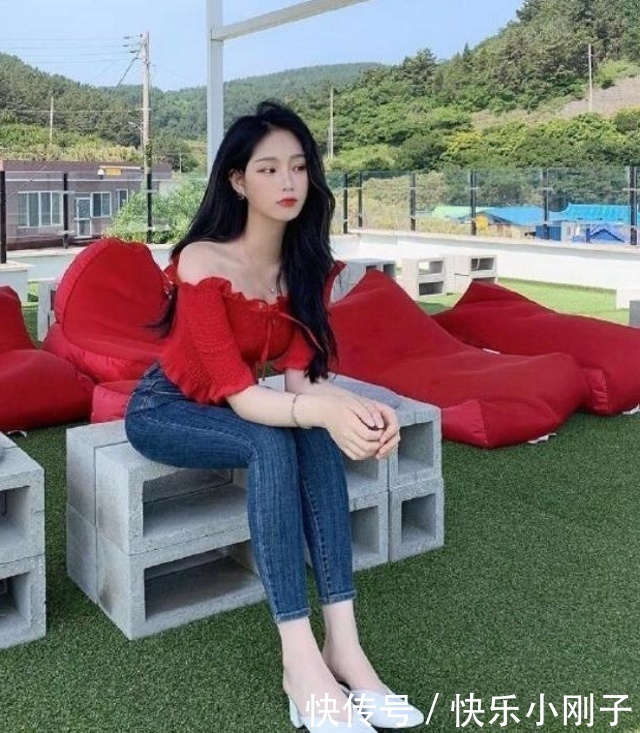 路人街拍,小姐姐穿着一件红色的一字肩上衣,十分的有魅力