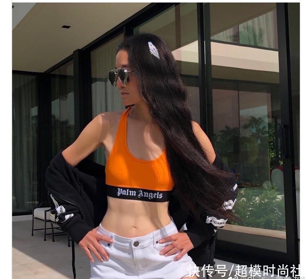 71岁婚纱女王瘦得令人心疼！冻龄身材不像奶奶，穿长袜秀少女腿