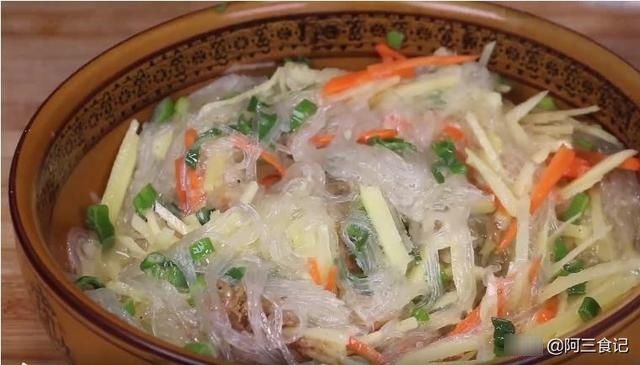 粉条我家从不煮着吃了，淋4个鸡蛋，筷子一搅，出锅比吃肉还解馋