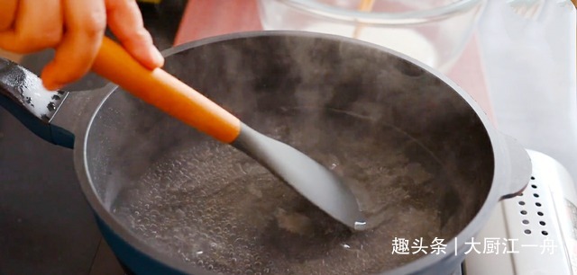 做凉粉时,只用淀粉和水就能做,详细步骤教给你,Q弹爽滑不断裂