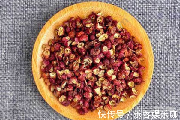 花椒|每天用花椒水泡脚,坚持一月,白发没了,脚气也治好了!