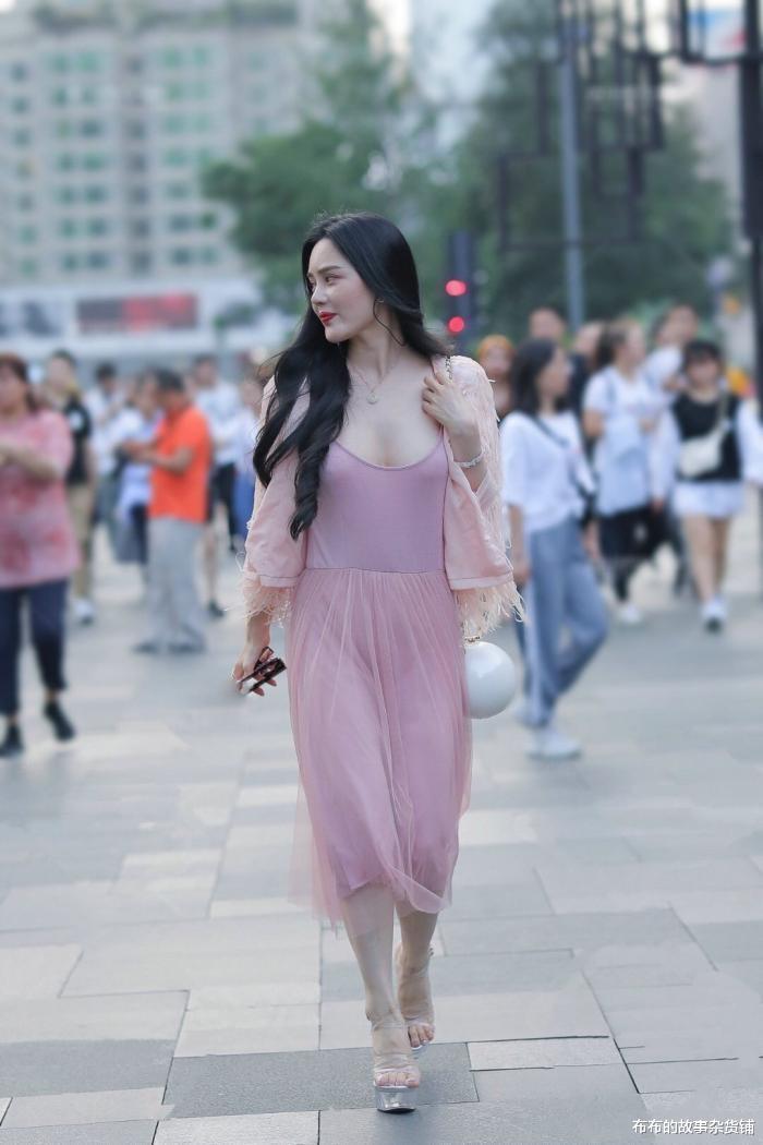 鞋子|街拍表姐这“鞋子”这么有特色,怪不得这么引入关注