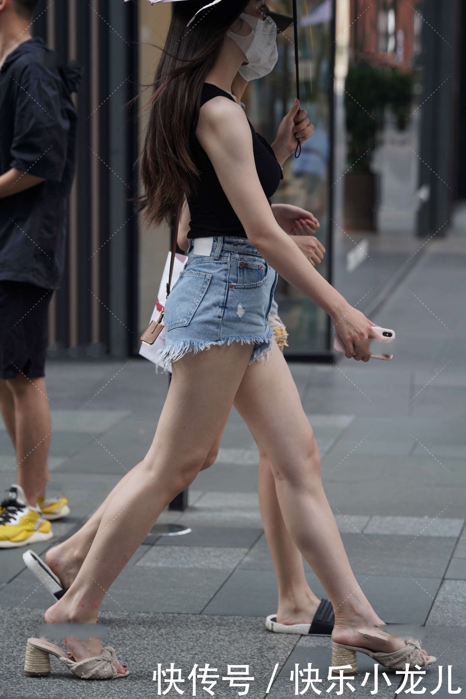 紫外线|黑色的无袖背心搭配牛仔短裤,穿搭特别显腿长,简单又时尚