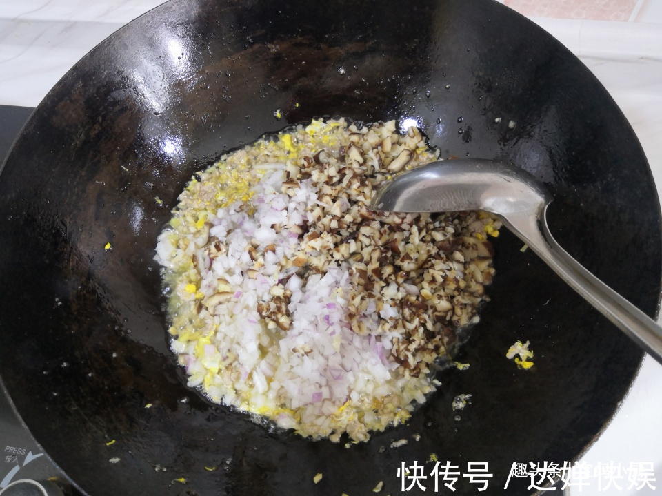 猪肉馅|蒸包子，此调馅法30年我都没换过，老好吃了，比肉包子还抢手