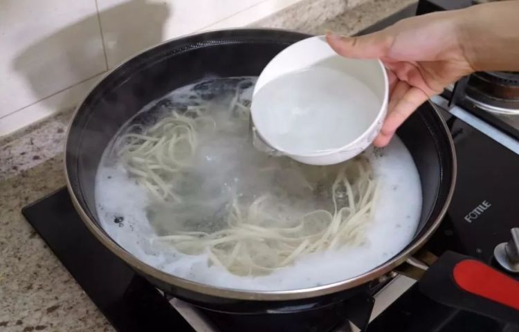 面条不要直接用水煮,学会5要2不要,爽滑筋道不起坨,很多人不懂
