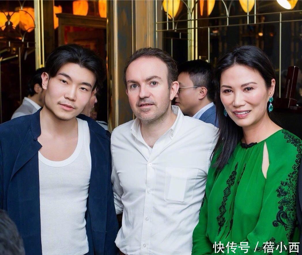 卷发|邓文迪换了个卷发洋气太多,穿亮片连衣裙真美,好身材大婶辈少见