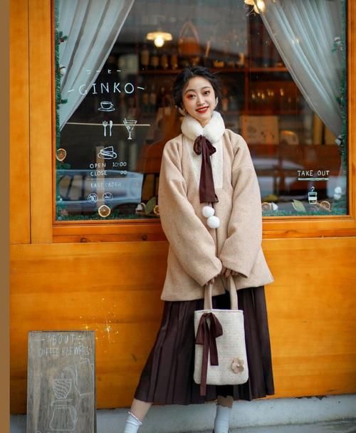 有种汉服叫“冬天第一杯奶茶”，不仅简约大方，还很日常