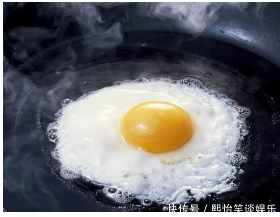 水煮荷包蛋，煮不圆还冒白沫，掌握这个小窍门，又圆又嫩不粘锅