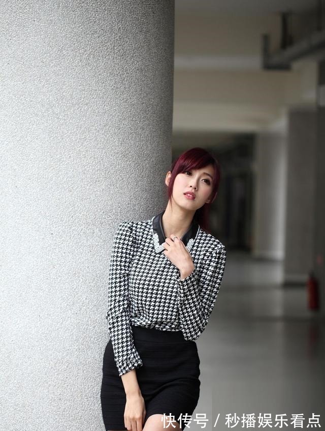 包臀短裙 格子衬衫搭配包臀短裙,展现纤细双腿,让自己更加具有时尚潮流范!