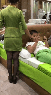 |搞笑GIF趣图:闯入了一个陌生之地,四周黑乎乎