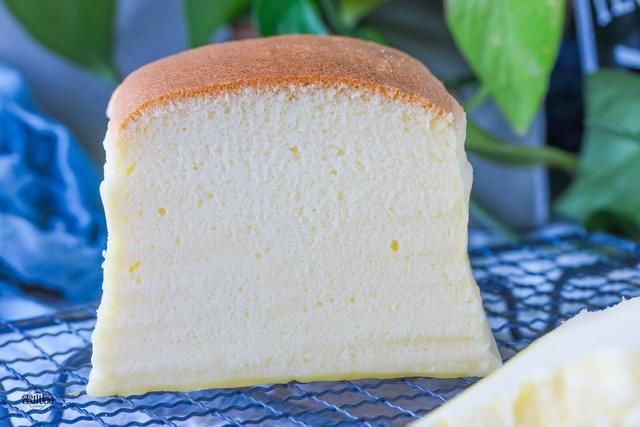 蛋黄|网红抖臀蛋糕,用手轻碰就一直抖个不停,迫不及待咬下一口,真香