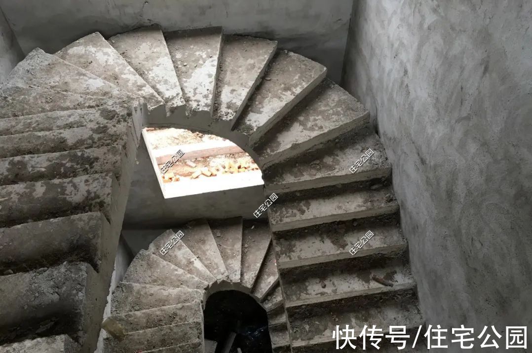 露台|河南农村10万买地，3层洋楼65万盖好，旋转楼梯配露台简直完美