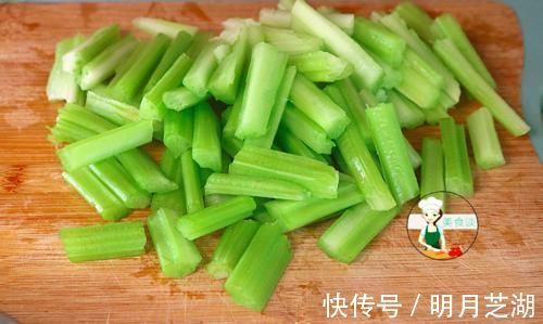 焯水|炒芹菜时，先焯水或直接炒都不对，牢记三个技巧，芹菜脆嫩不塞牙