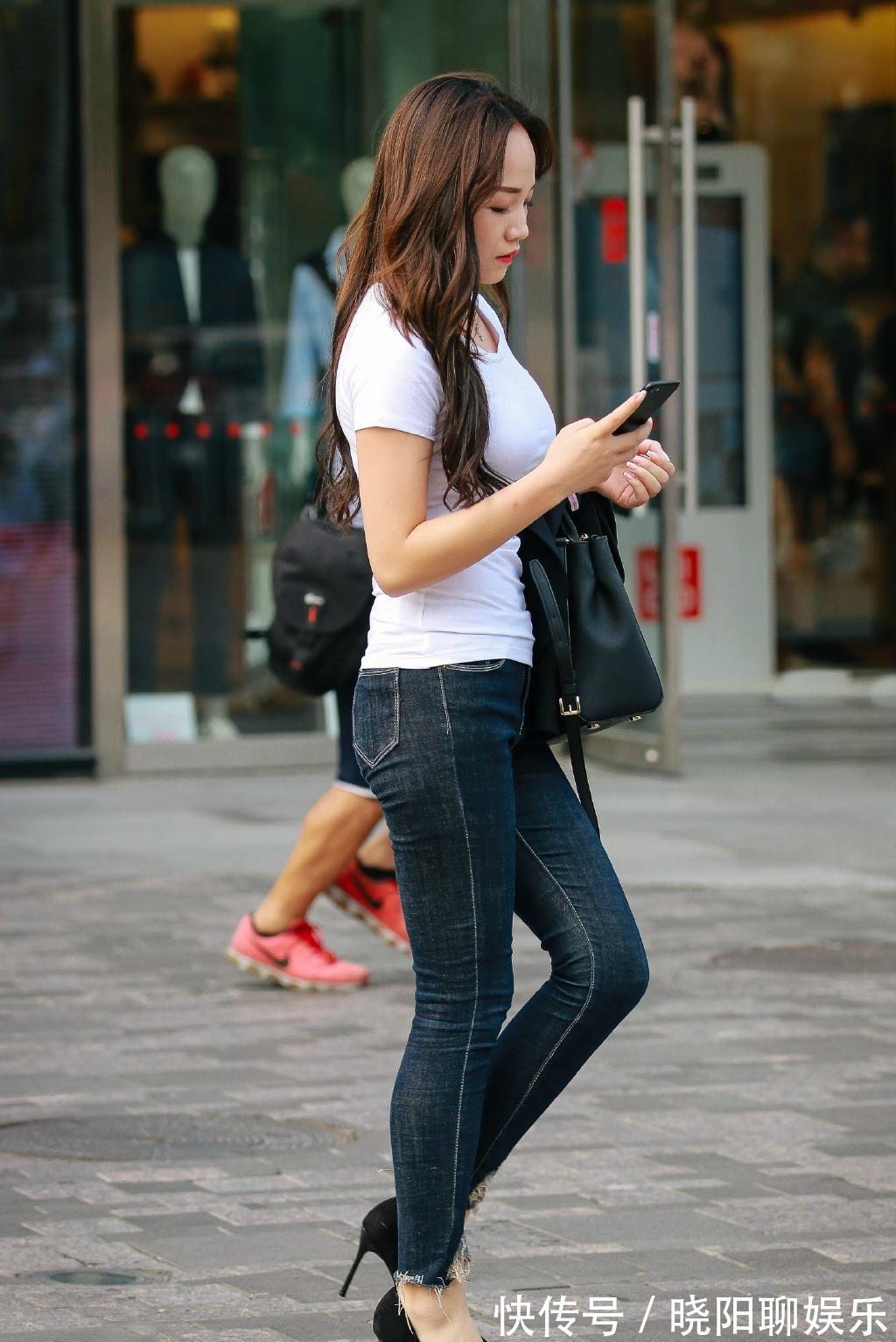 短袖衫|若想穿着干净美丽的牛仔裤搭配，穿短袖衫就足够了，简洁大方