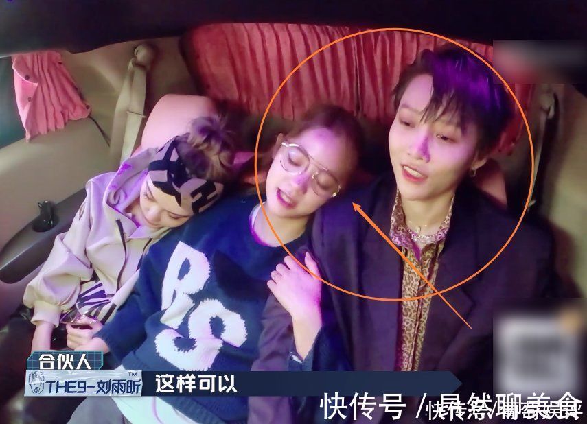 刘雨昕发现欧阳娜娜很疲倦,随后举动被镜头拍下,关系亲疏很显然