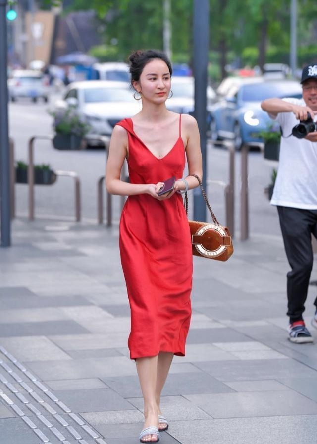 高级|美女街拍:连衣裙怎样穿才“不平庸”?搭几双鞋子,洋气又高级