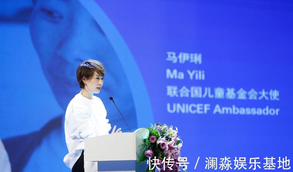 裤装|马伊琍全天助阵女儿比赛,穿卫衣裤子卡裆太尴尬,挑染紫发好靓女