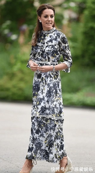 凯特 莱后和凯特同穿蓝色印花裙一个裙子太松垮显胖,另一个活泼娇媚
