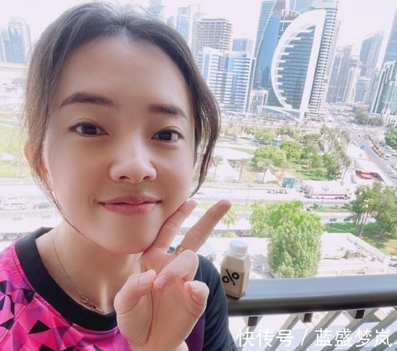 东哥|人气高！华裔美女田志希与樊振东合影，期待两人搭档混双，很开心！